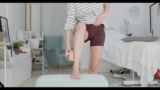 Dry brushing technique on the leg