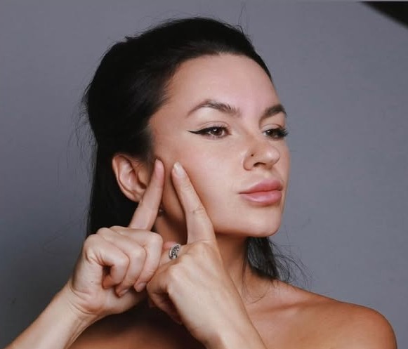 Anastasia faceplastica tekniğini kendi yüzünde uygularken