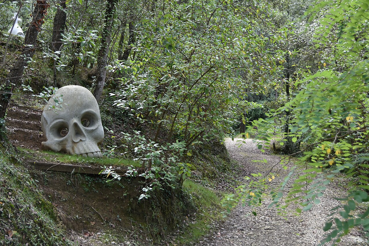 Скульптура среди деревьев в Bosc de Can Ginebreda
